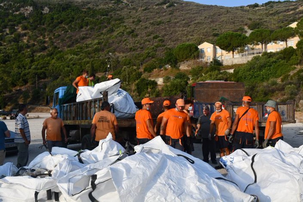 Κέρκυρα: Καθαρισμός της ακτογραμμής της βόρειας Κέρκυρας από Δήμο – Ίδρυμα Λασκαρίδη