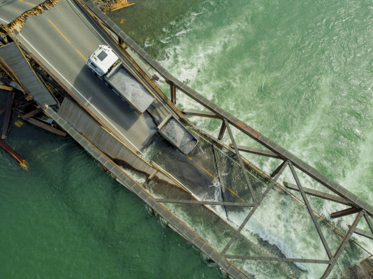 Κατέρρευσε γέφυρα στη Νορβηγία – Σώθηκαν από θαύμα δύο οδηγοί, δείτε βίντεο