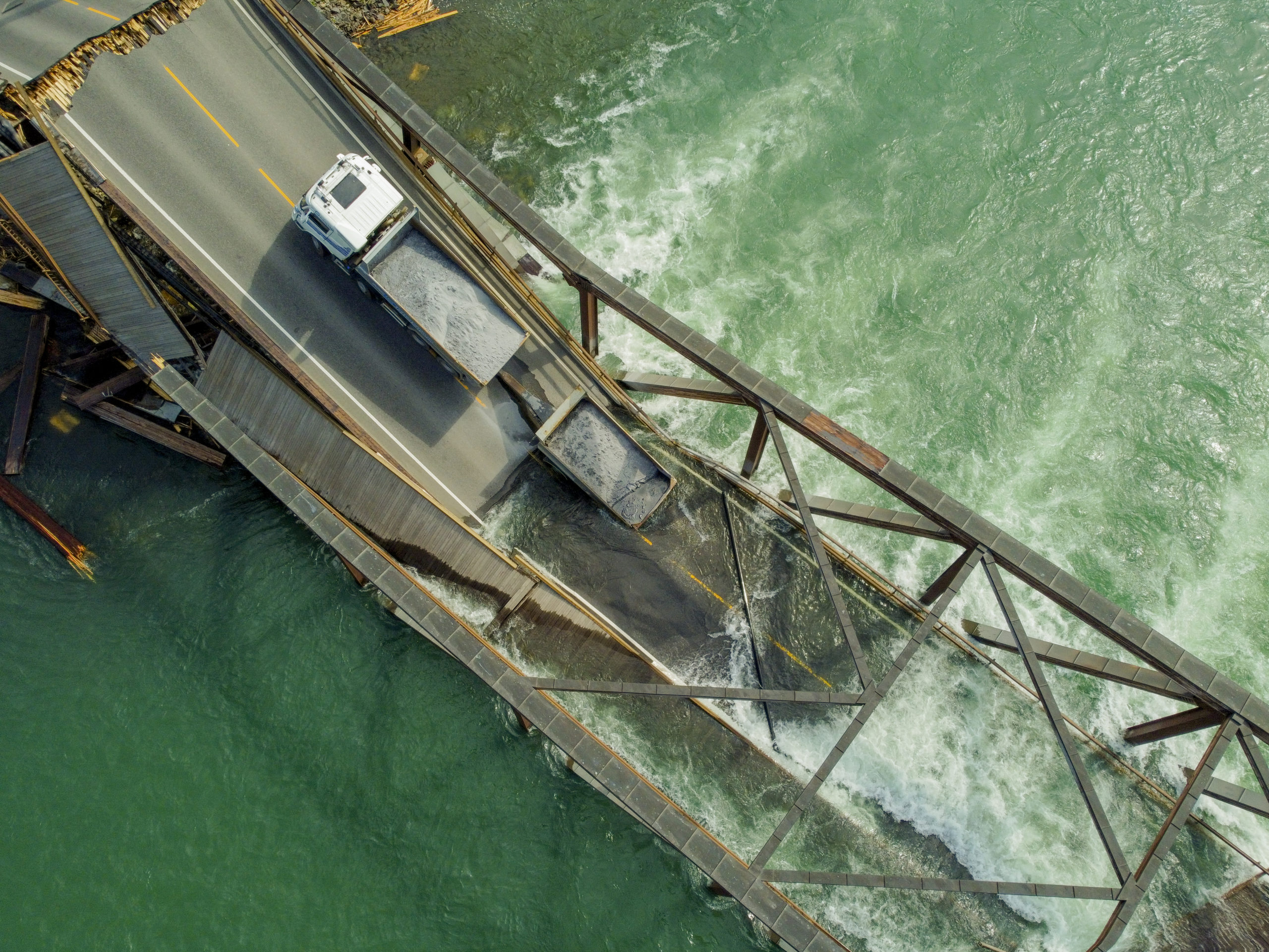 Κατέρρευσε γέφυρα στη Νορβηγία – Σώθηκαν από θαύμα δύο οδηγοί