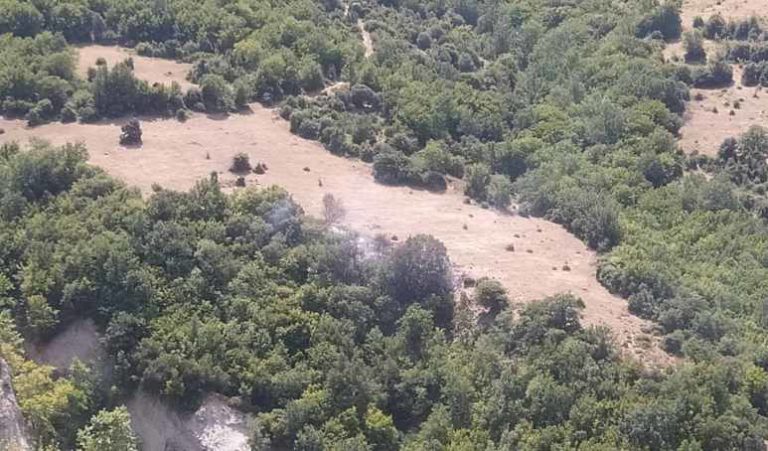Σέρρες: Υπό μερικό έλεγχο η φωτιά σε δύσβατη περιοχή έξω από την Ορεινή