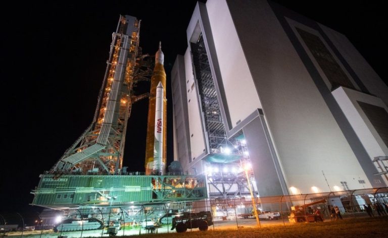 NASA: Ο γιγαντιαίος πύραυλος SLS ετοιμάζεται για την παρθενική του πτήση στη Σελήνη
