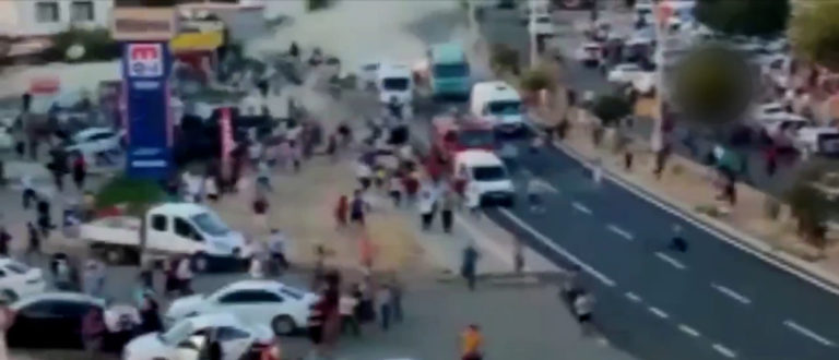 Τουρκία: Φορτηγό χωρίς φρένα έπεσε σε πλήθος στην πόλη Ντερίκ – Τουλάχιστον 16 άνθρωποι σκοτώθηκαν (video)