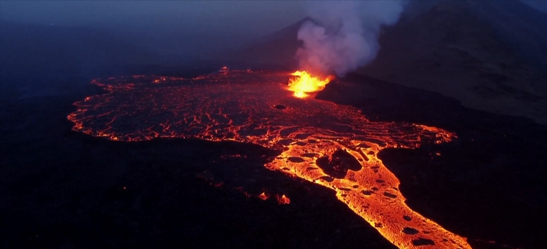 Έκρηξη ηφαιστείου στην Ισλανδία: Καθηλωτικές εικόνες με «ποτάμια» λάβας – Ντόπιοι και τουρίστες κάνουν πικ νικ δίπλα στο ηφαίστειο