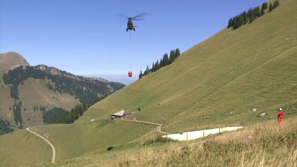 Ελβετία: Ο στρατός μεταφέρει νερό με ελικόπτερα σε χιλιάδες διψασμένα ζώα (video)