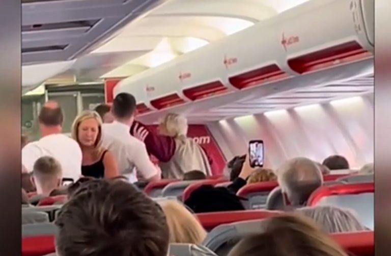 Αναστάτωση σε πτήση για Ρόδο: Ηλικιωμένη χαστούκισε αεροσυνοδό γιατί της πήρε το τζιν τόνικ