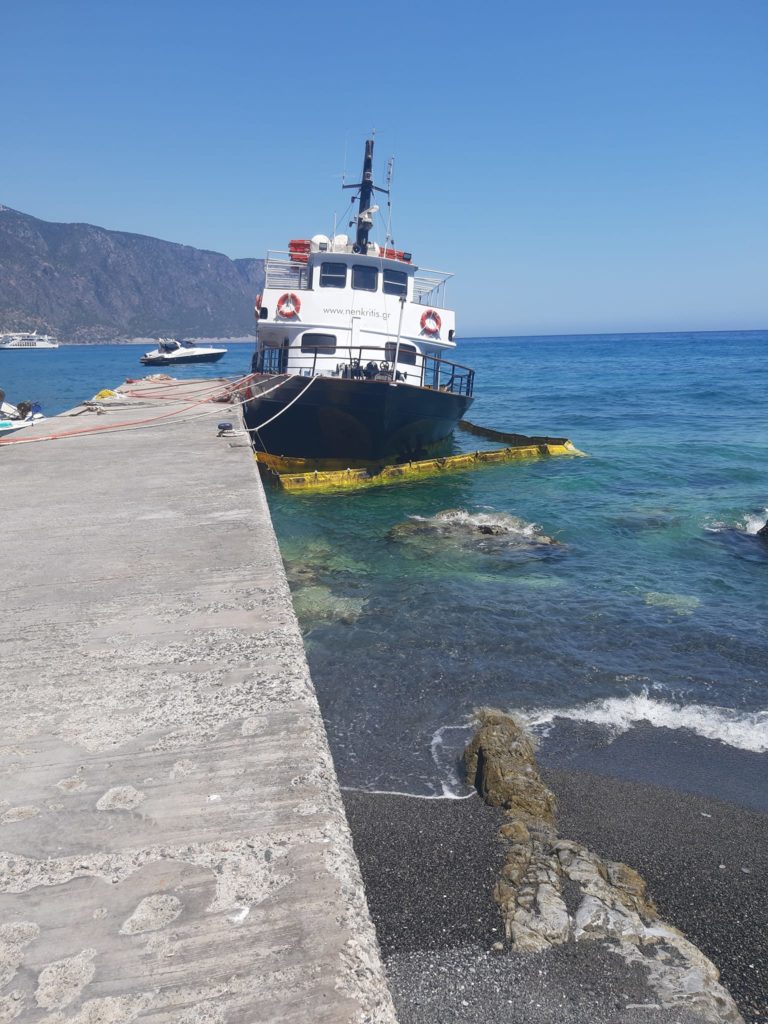 Ξεκινά η διαδικασία ανάσυρσης του ναυαγίου στην Αγία Ρούμελη (ηχητικό)