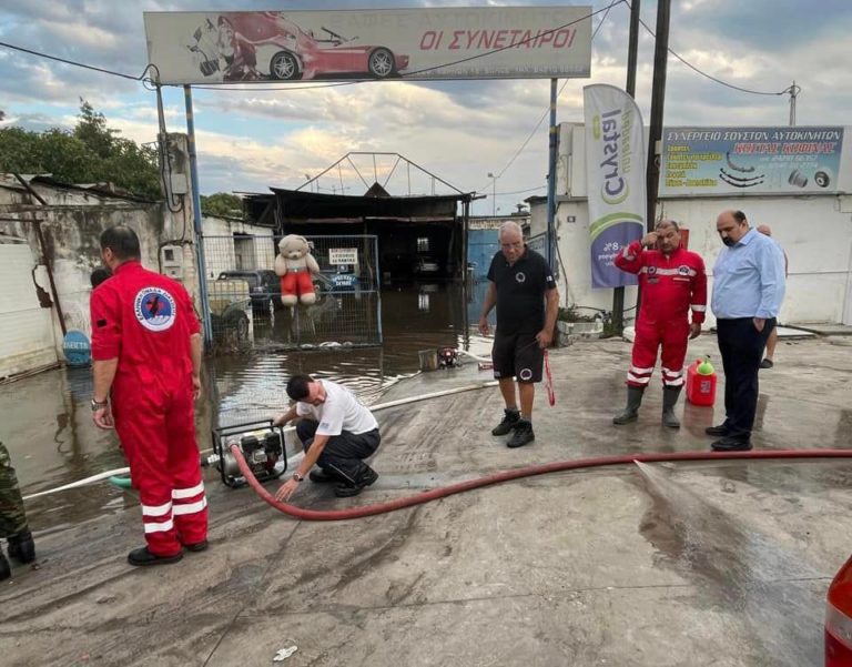 Αυτοψία Χρ. Τριαντόπουλου στις πλημμυρισμένες περιοχές του Βόλου