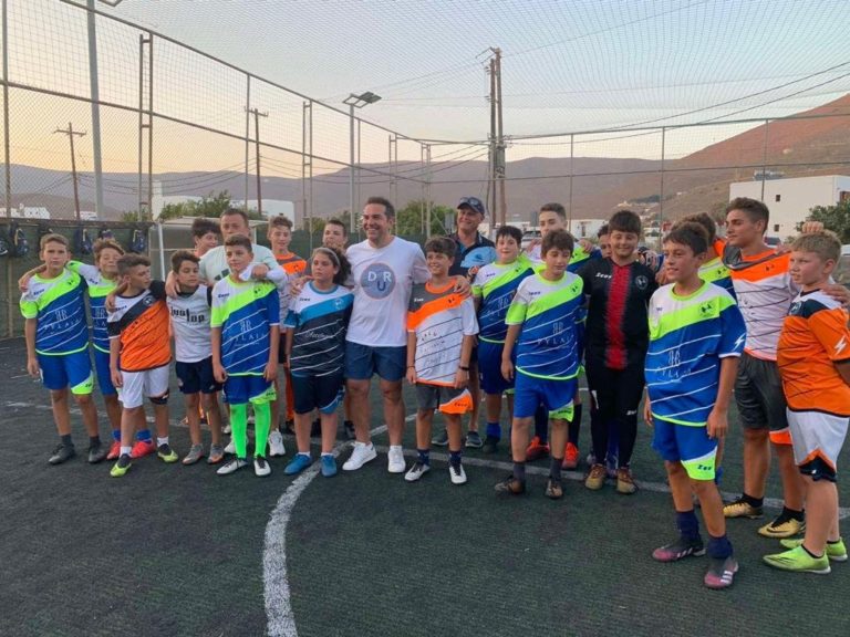 Αλ. Τσίπρας: Φωτογραφήθηκε με την παιδική ομάδα ποδοσφαίρου της Αστυπάλαιας