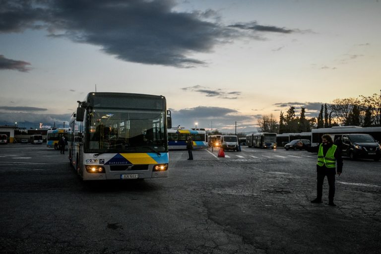 Ανήλικοι προκάλεσαν φθορές σε λεωφορείο – Οκτώ συλλήψεις για βανδαλισμούς