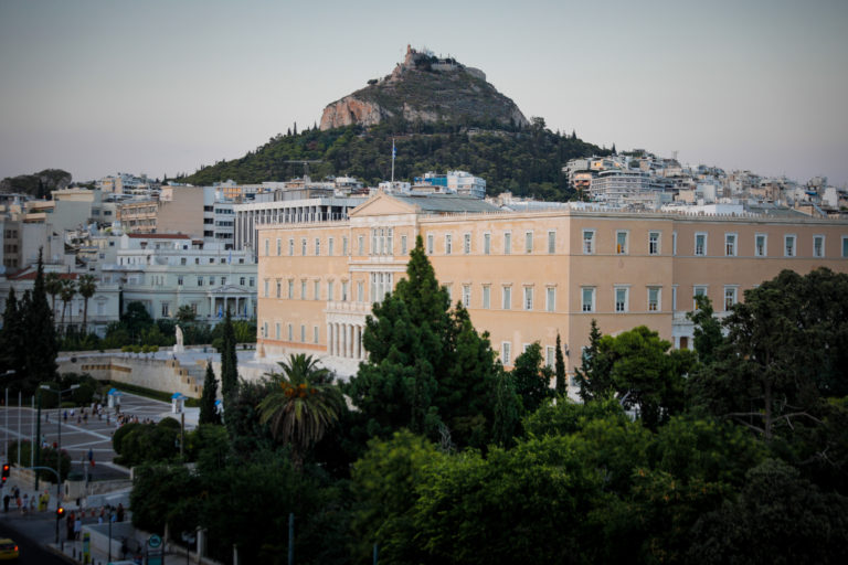 Ο φάκελος των τηλεφωνικών παρακολουθήσεων πυροδοτεί νέες έντονες πολιτικές συγκρούσεις