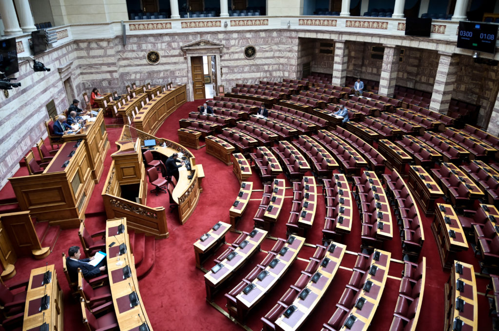 Στη Βουλή η “μάχη” για τις παρακολουθήσεις- Σε εξέλιξη η διάσκεψη των Προέδρων