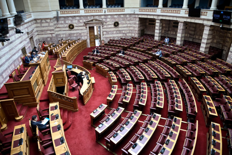 Στη Βουλή η “μάχη” για τις παρακολουθήσεις- Σε εξέλιξη η διάσκεψη των Προέδρων