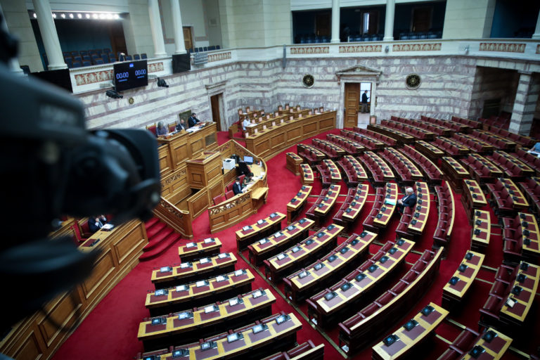 Παρακολουθήσεις: Σκληρές ανακοινώσεις ενόψει της «μάχης» στη Βουλή