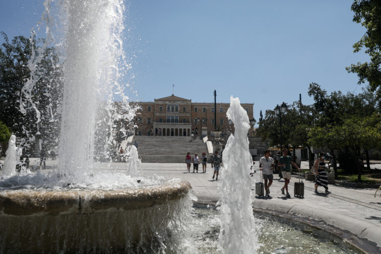 Καιρός: Ζέστη με έως 37 βαθμούς – Λίγες μπόρες στα ορεινά ― Αναλυτική πρόγνωση ανά περιοχή (video)