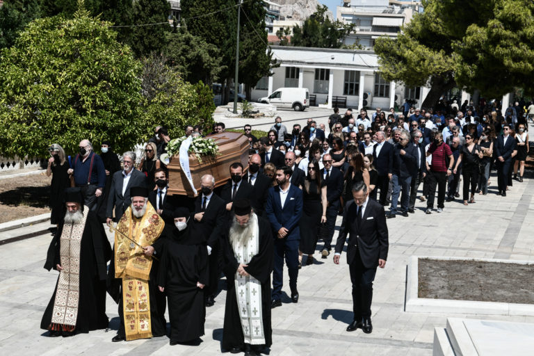 Σε κλίμα συγκίνησης η κηδεία του Σταύρου Ψυχάρη (video)