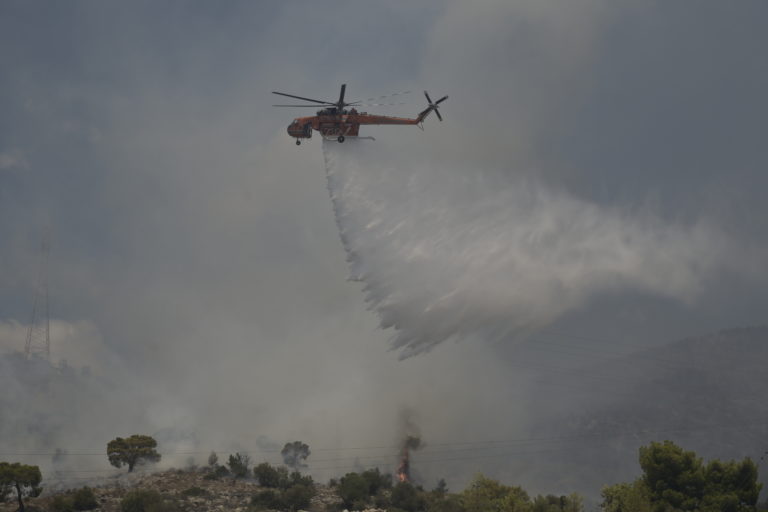 Φωτιά στη Νέα Πέραμο: Καλύτερη η εικόνα του μετώπου, άνοιξε η Εθνική Αθηνών – Κορίνθου