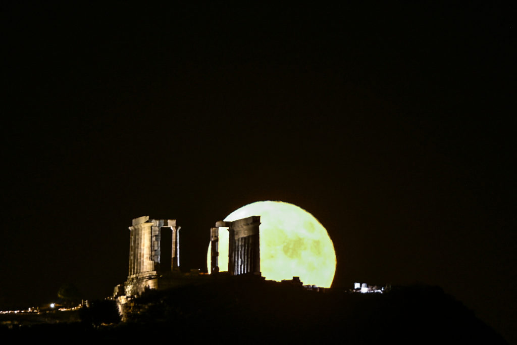 «Φεγγάρι του Οξύρρυγχου»: Καθηλωτικές εικόνες της πανσελήνου απ’ όλο τον κόσμο