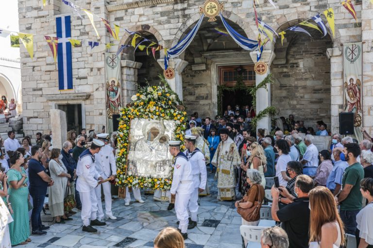 Μηνύματα «ενότητας» και «αλληλεγγύης» από την πολιτειακή και πολιτική ηγεσία