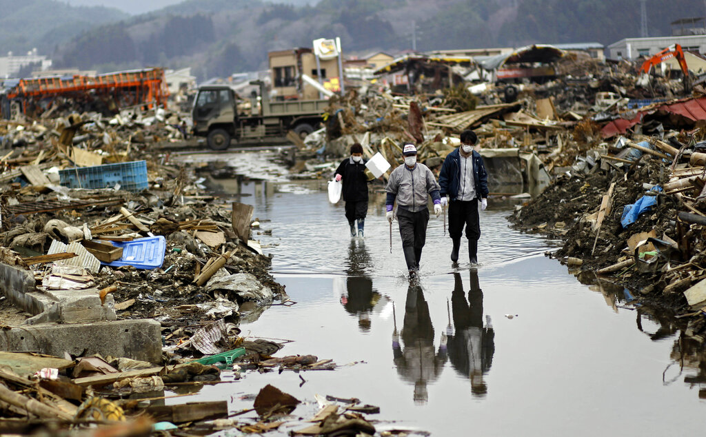 Σφοδρές βροχοπτώσεις στην Ιαπωνία: Κατέρρευσαν γέφυρες και πλημμύρισαν σπίτια