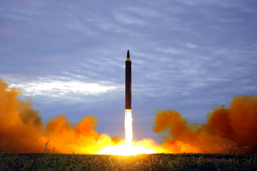Ιαπωνία: Εξετάζεται η ανάπτυξη πυραύλων που μπορούν να πλήξουν περιοχές σε Β. Κορέα και Κίνα