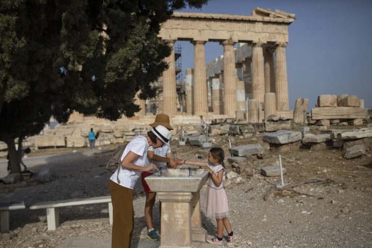 Aκρόπολη: 16.000 τουρίστες κάθε ημέρα στον αρχαιολογικό χώρο – Στα επίπεδα του 2019 οι επισκέψεις