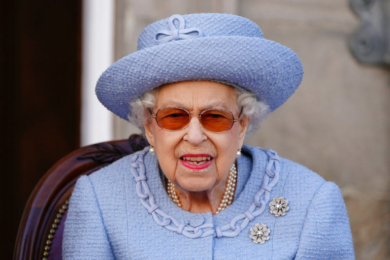 Η Βασίλισσα Ελισάβετ δεν θα μεταβεί στο Λονδίνο για την παράδοση εξουσίας στον νέο πρωθυπουργό
