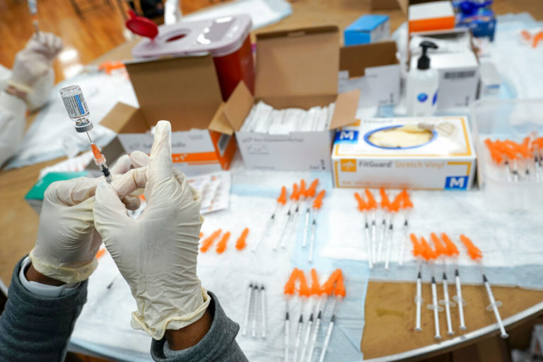 Covid-19: Τα ενισχυτικά εμβόλια κατά της όμικρον είναι έτοιμα να κυκλοφορήσουν το φθινόπωρο