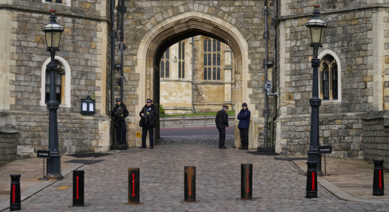 Βρετανία: «Είμαι εδώ για να σκοτώσω τη βασίλισσα» είπε ο άνδρας που συνελήφθη με βαλλίστρα στο κάστρο Ουίνδσορ