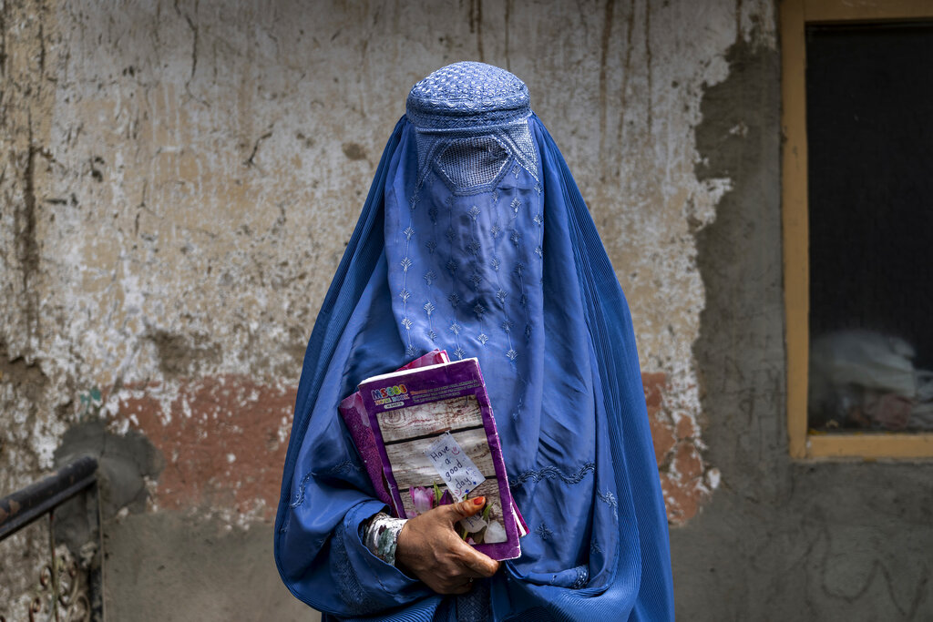 Αφγανιστάν: Υποχρεωτικά μαθήματα ισλαμικών σπουδών στα πανεπιστήμια – Άγνωστο πότε θα ανοίξουν τα σχολεία για τα κορίτσια