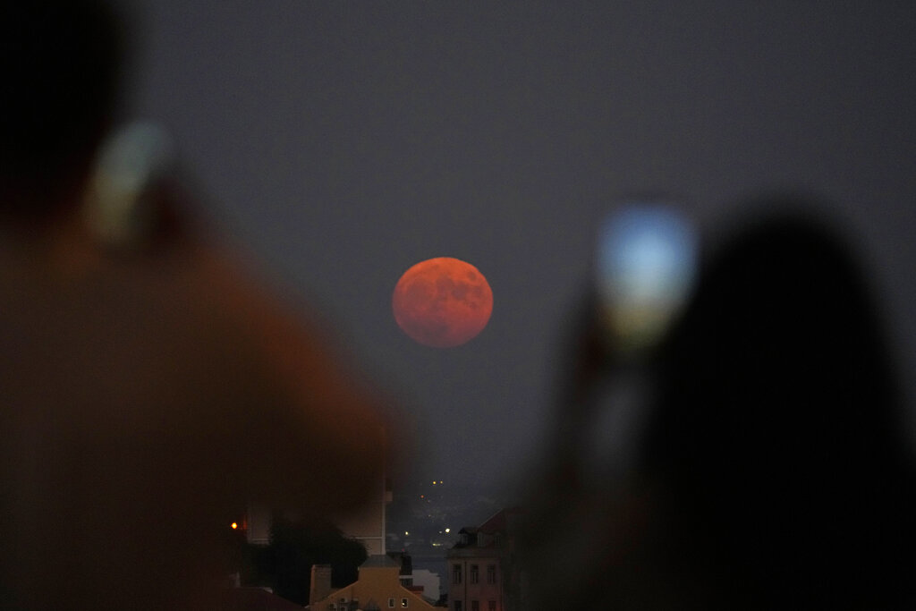 Μαγεύει το «Φεγγάρι του Οξύρρυγχου»: Καθηλωτικές εικόνες της πανσελήνου από όλο τον κόσμο
