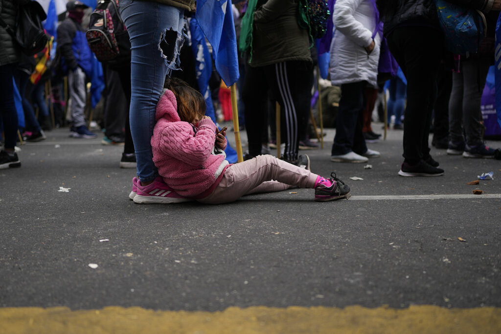 Αργεντινή: Χιλιάδες διαδηλωτές ζητούν αυξήσεις μισθών και επιδομάτων ανεργίας που εξανεμίζονται λόγω ακρίβειας