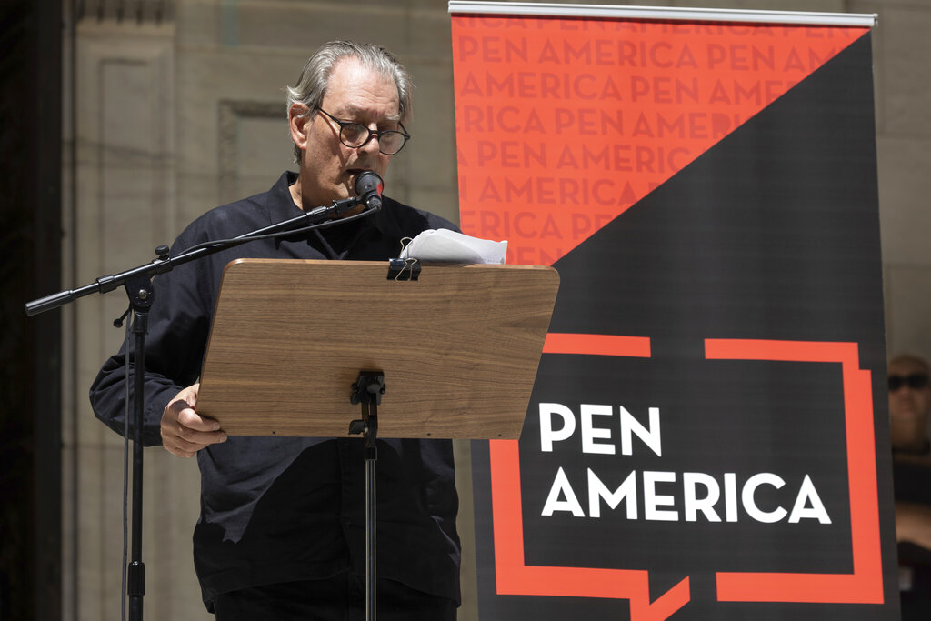 ΗΠΑ: Αλληλεγγύη στον Σαλμάν Ρούσντι δείχνουν Αμερικανοί συγγραφείς – Ποιοι συμμετείχαν στην εκδήλωση