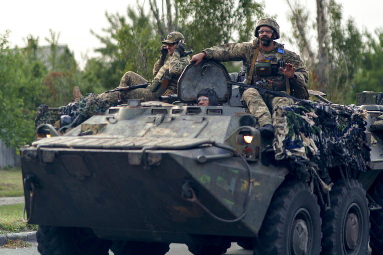 Η Ρωσία εκτοξεύει ρουκέτες κοντά στη Ζαπορίζια – Το Κίεβο απαγορεύει τις συγκεντρώσεις για την Ημέρα της Ανεξαρτησίας