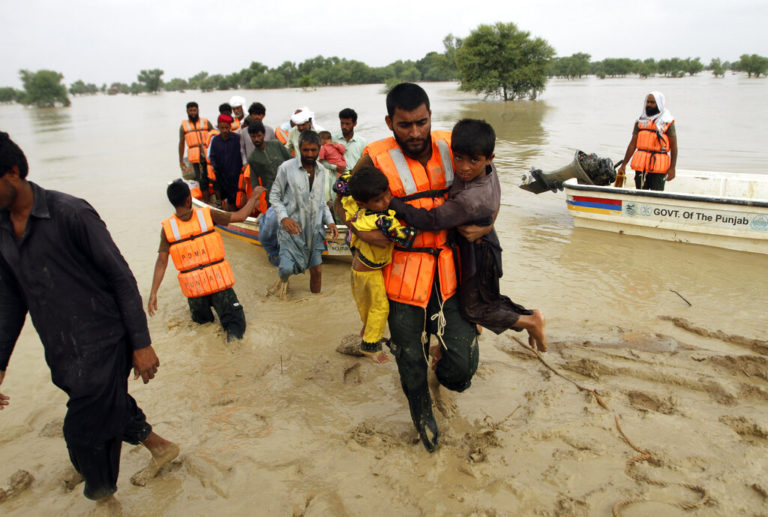 Πακιστάν: Το ένα τρίτο της χώρας κάτω από τα νερά – Στους 1.136 νεκροί από τις πλημμύρες