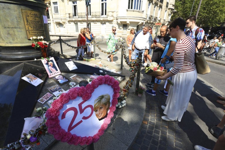 Πριγκίπισσα Νταϊάνα: Με λουλούδια και κάρτες, πολίτες τιμούν τη μνήμη της στο Παρίσι, 25 χρόνια μετά τον θάνατό της (video)