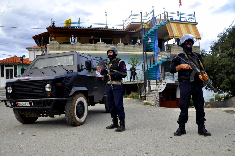 Αλβανία: Απόπειρα εισβολής σε εργοστάσιο όπλων – Τρεις συλλήψεις, δύο στρατιώτες τραυματίστηκαν