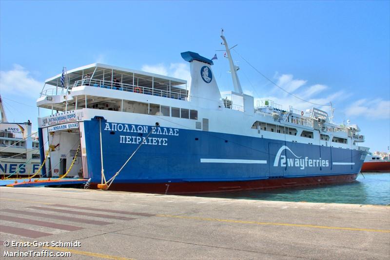 Πρόσκρουση επιβατικού πλοίου στο λιμάνι της Αίγινας