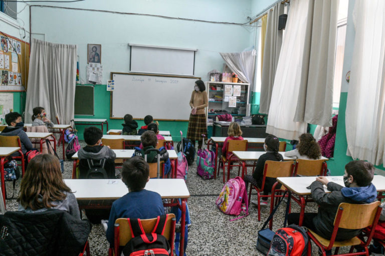 Ν. Καπραβέλος: Χωρίς μέτρα το στέλεχος της «Όμικρον» θα βρει γόνιμο έδαφος στα σχολεία (video)