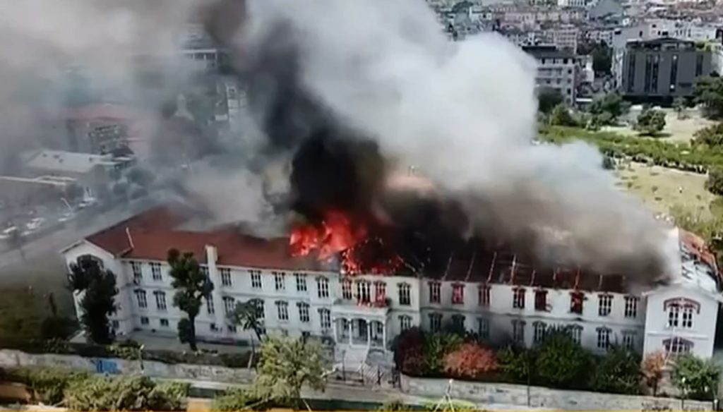 Σοβαρές ζημιές από τη φωτιά στο ελληνικό νοσοκομείο του Μπαλουκλί στην Κωνσταντινούπολη