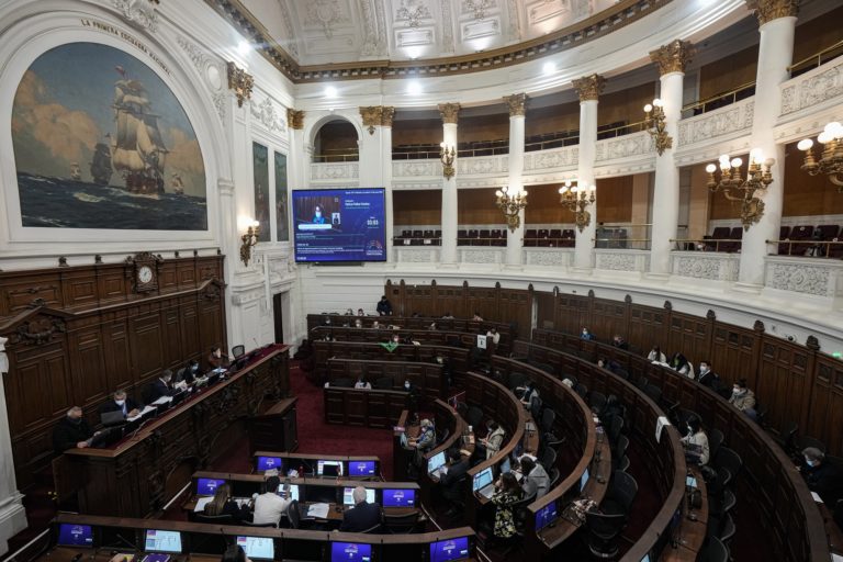 Χιλή: Γροθιές και κλωτσιές μεταξύ κοινοβουλευτικών στο Κογκρέσο -Αυξάνεται η ένταση πριν το δημοψήφισμα για το νέο Σύνταγμα