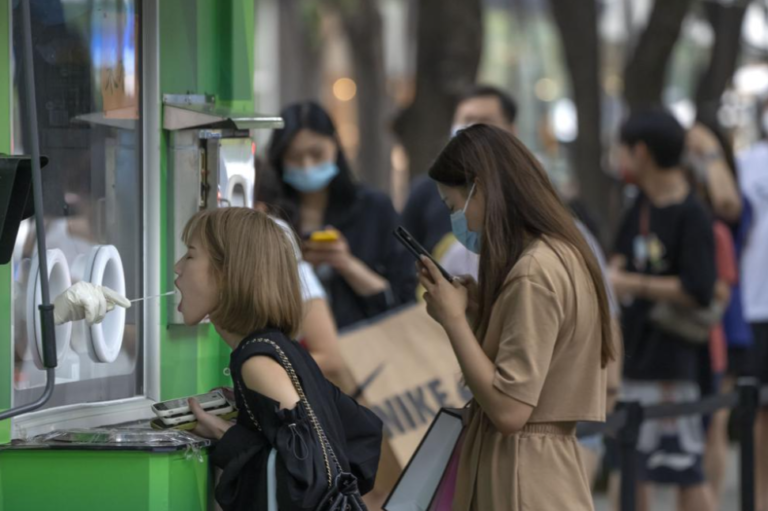 Κίνα: 80.000 τουρίστες έχουν εγκλωβιστεί στο νησί Χαϊνάν μετά τον εντοπισμό κρουσμάτων Covid