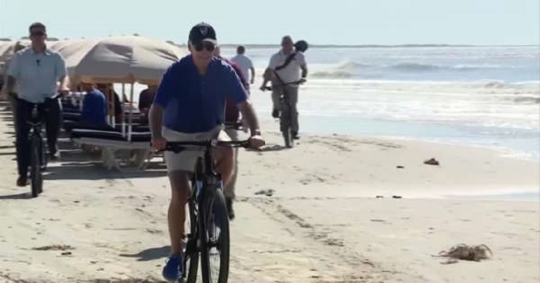 Καρολίνα: Εμφάνιση του Τζο Μπάιντεν σε ποδήλατο – «Αυτή την φορά χωρίς ατύχημα»