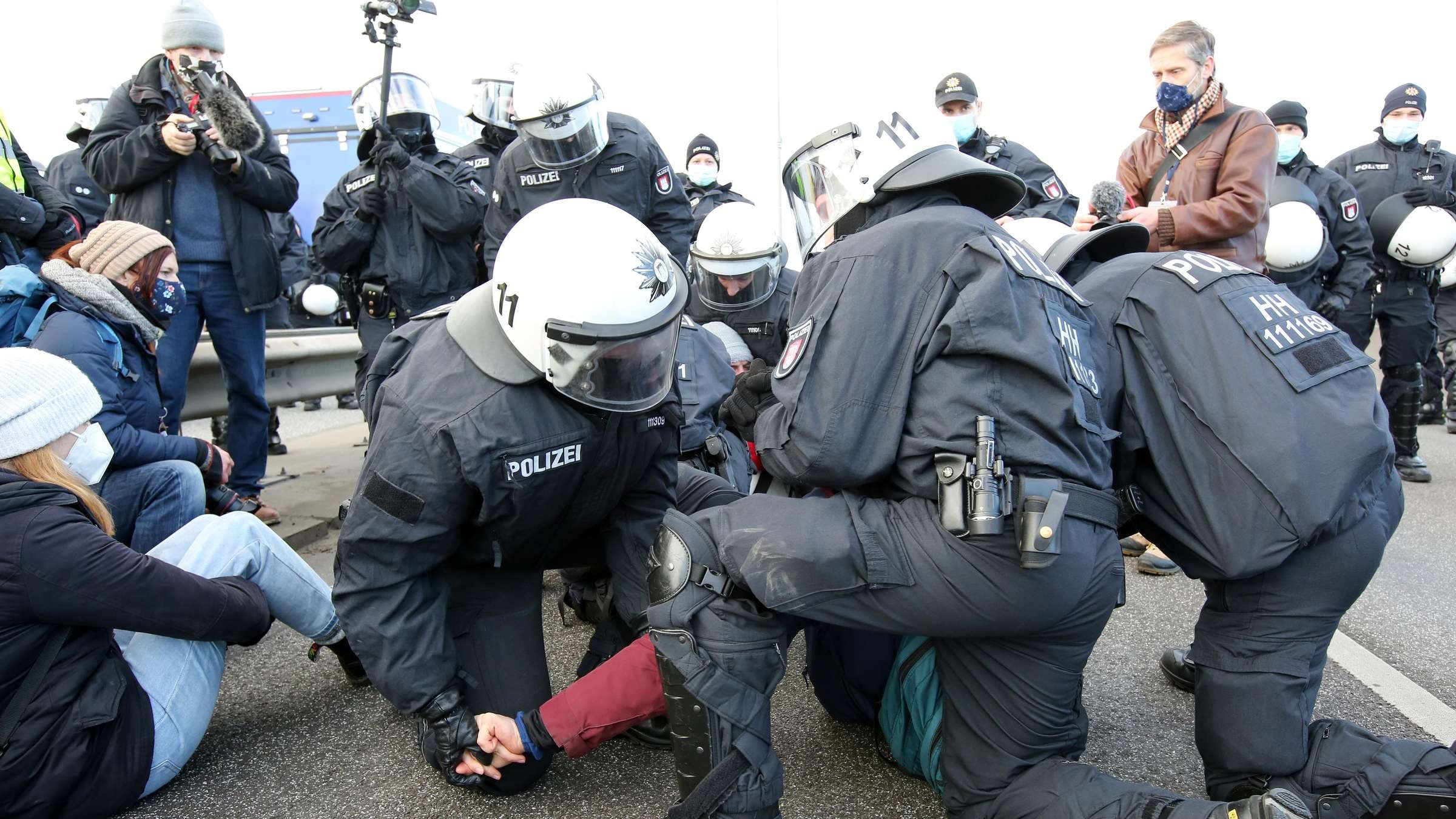 Γερμανία: Συγκρούσεις διαδηλωτών – αστυνομίας σε κινητοποίηση για το κλίμα στο Αμβούργο