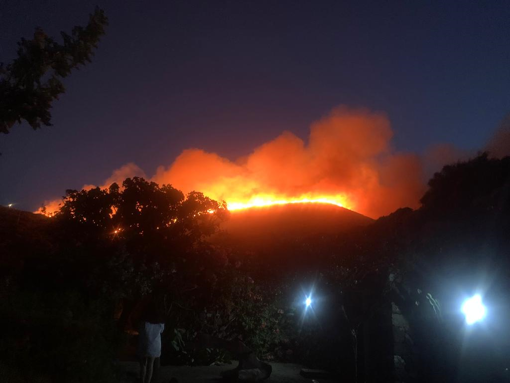 Ιταλία: Πυρκαγιά στο νησί Παντελερία – Ο Αρμάνι χρειάστηκε να απομακρυνθεί από τη βίλα του
