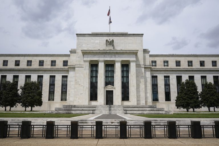 Η Fed άφησε αμετάβλητα τα επιτόκια στο 5,25-5,50%