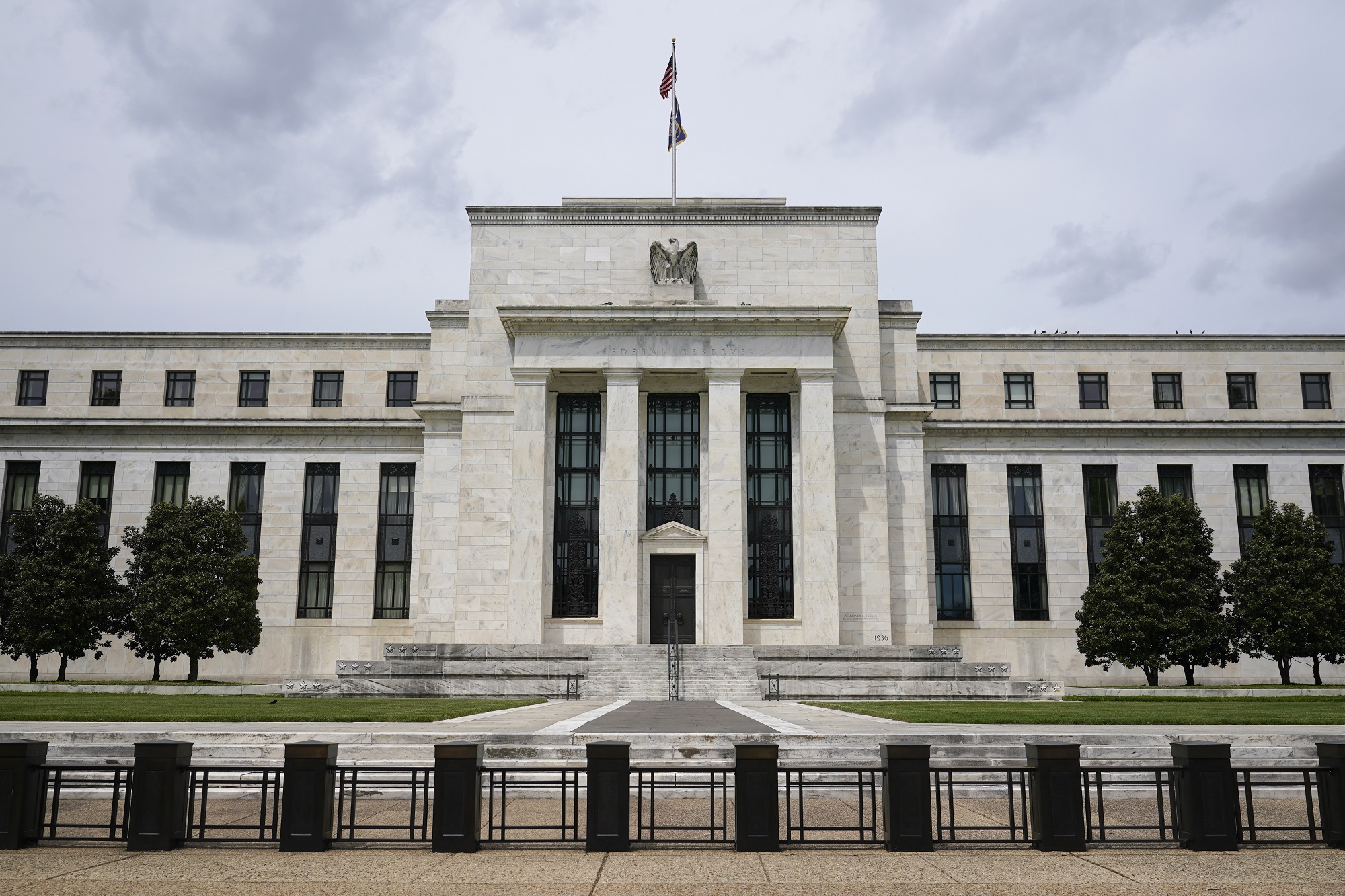 Η Fed διατηρεί αμετάβλητα τα επιτόκια στο εύρος του 5,25% έως 5,50%