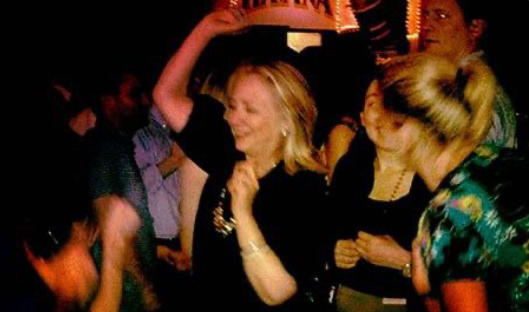 «Συνέχισε να χορεύεις»: Η Χίλαρι Κλίντον στηρίζει με φωτογραφία της από πάρτι την Σάνα Μάριν