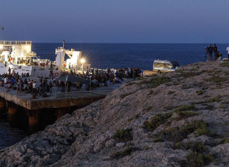 Ιταλία: Άδεια ελλιμενισμού μετά από σχεδόν 15 ημέρες σε σκάφος με 87 διασωθέντες μετανάστες
