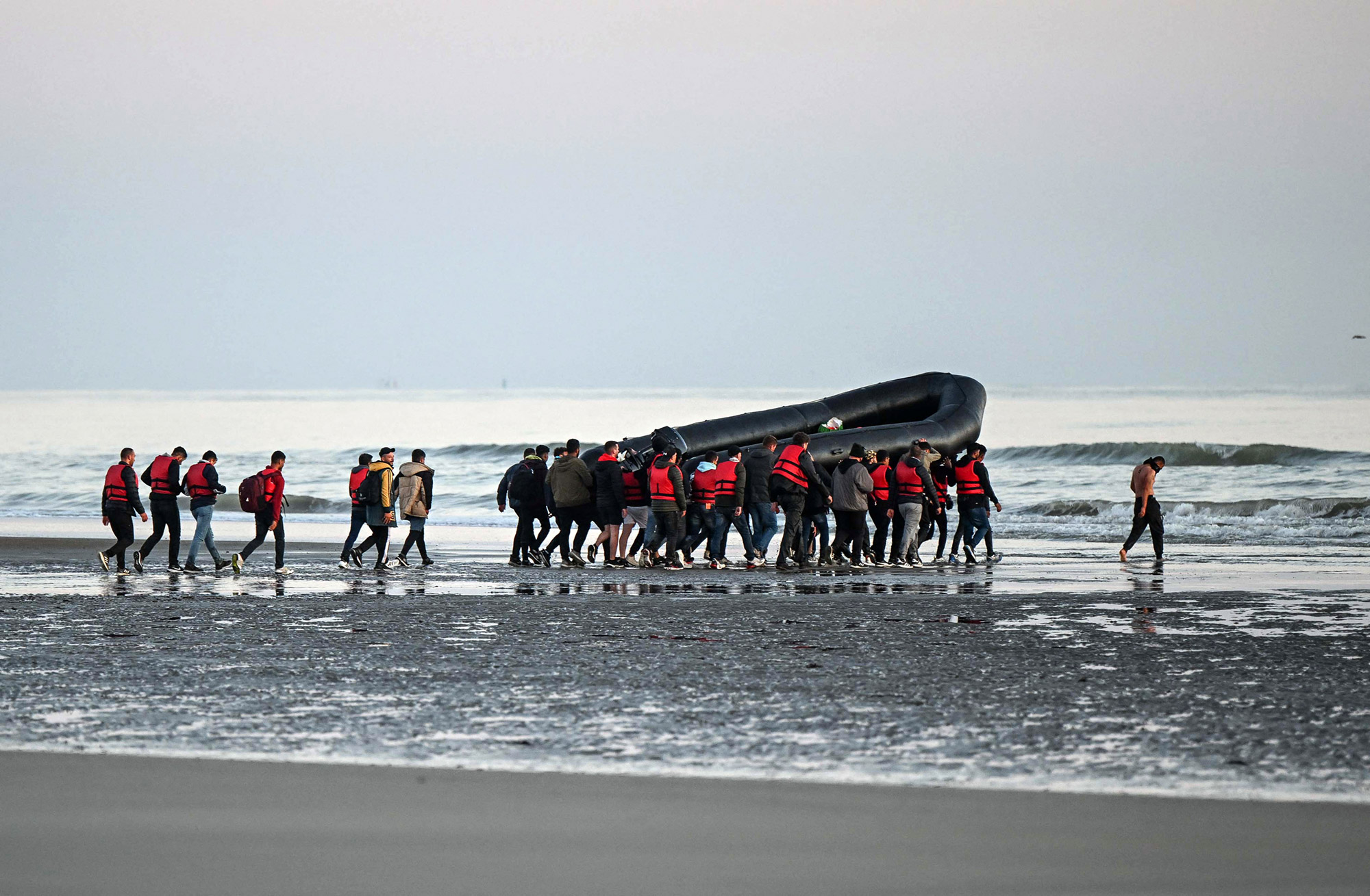 Migrants-Gravelines_France-towards-Britain-20220711-Denis-Charlet---AFP