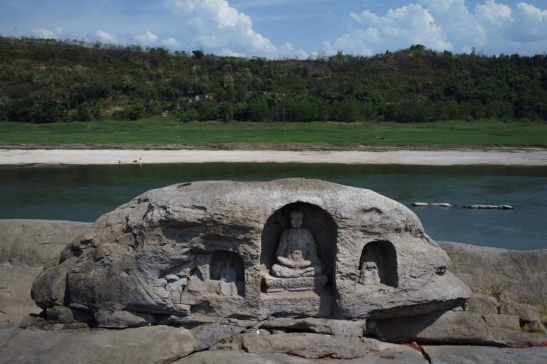 Κίνα: Νησάκι και τρία βουδιστικά αγάλματα εμφανίστηκαν στον ποταμό Γιανγκτσέ, καθώς πέφτει η στάθμη του νερού